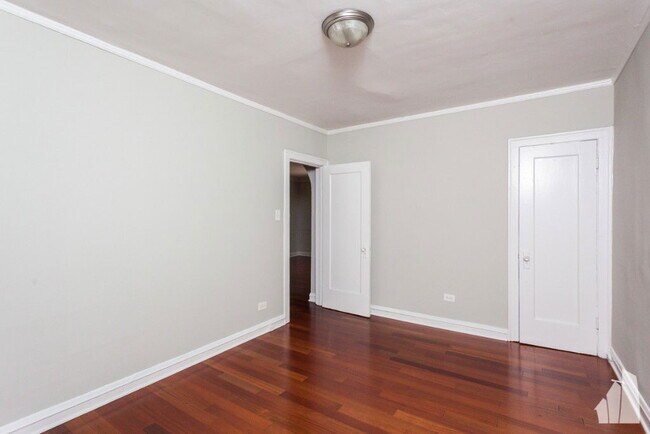 Building Photo - 548 W Surf St