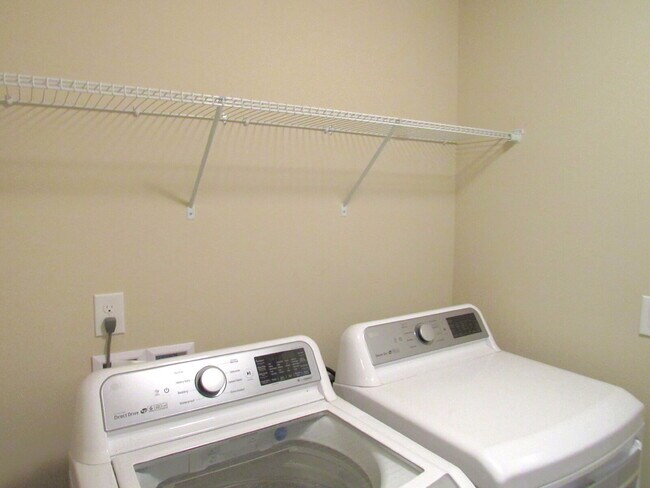 Building Photo - 3BR/2BA Home with Lawn Care Included – Mov...
