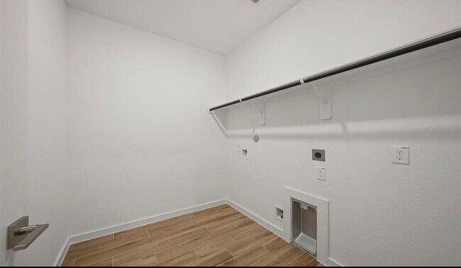 Building Photo - 302 Little Spg Ct