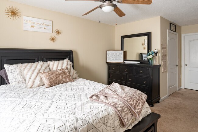 Building Photo - Hey Asheboro....1 Bedroom 1 Bath $1099/mo - $0-Deposit $0-Application