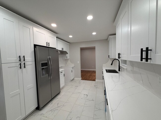 Building Photo - Beautiful Update Brick Ranch!