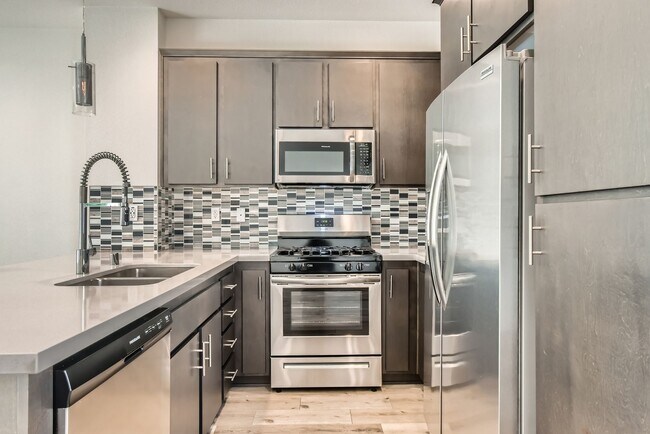 Building Photo - Stylish Three-Story Townhome with Private ...