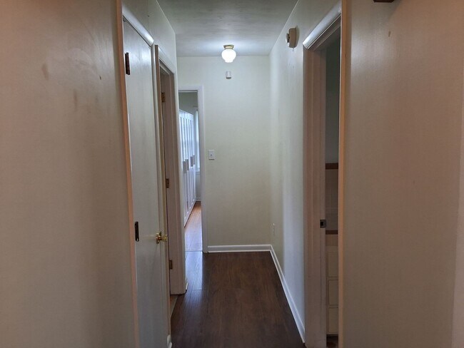 Building Photo - Beautiful 3 Bed, 2 Bath with walk out fini...