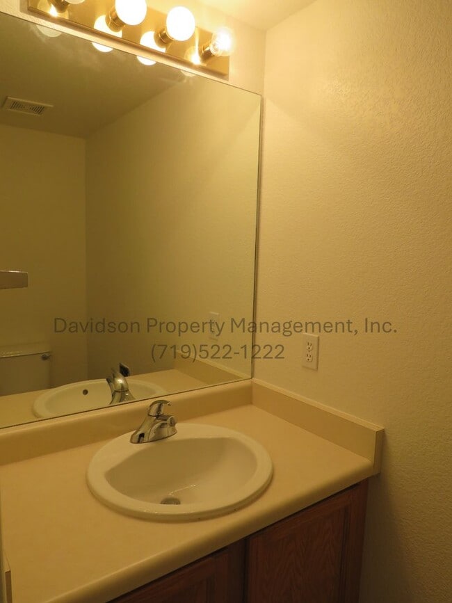 Building Photo - Great 3 Bedroom Condo the Briargate Area