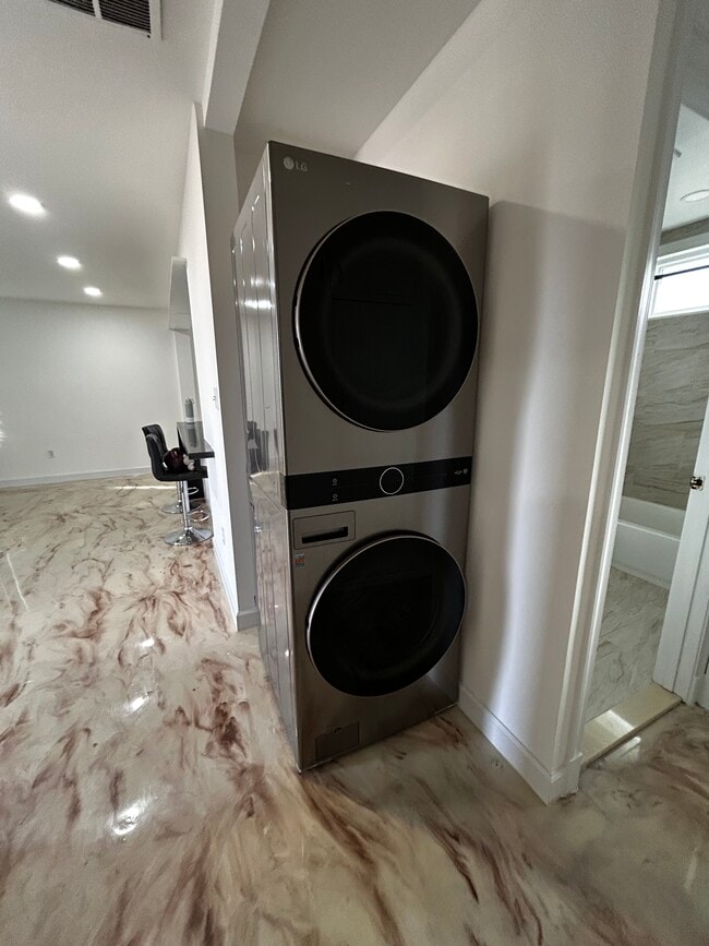 Building Photo - 6703 Cimarron St