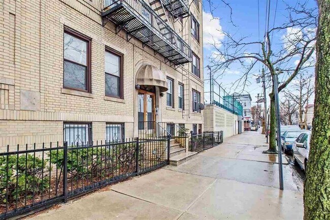 Building Photo - 66 Romaine Ave