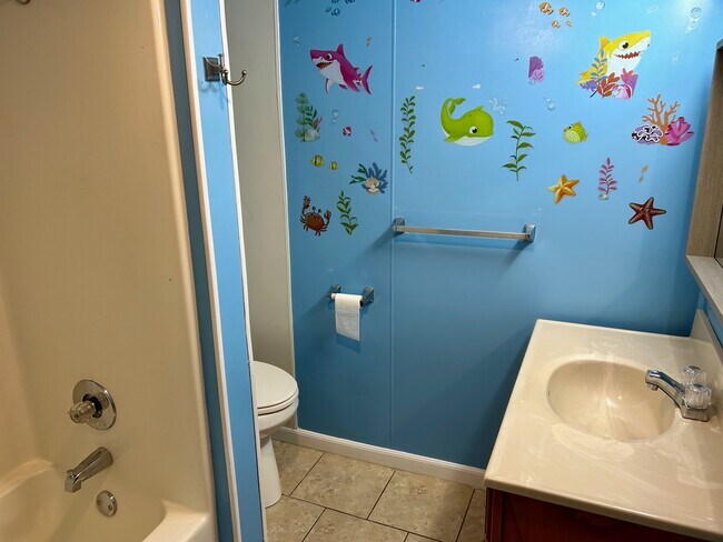 Building Photo - 3003 W Redwood Ave