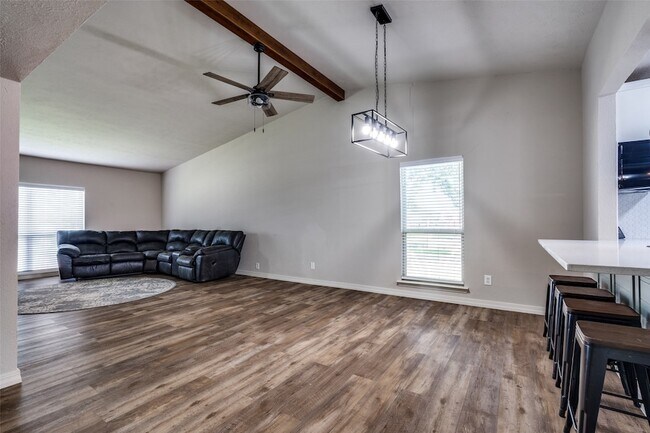 Building Photo - 5096 Thompson Dr