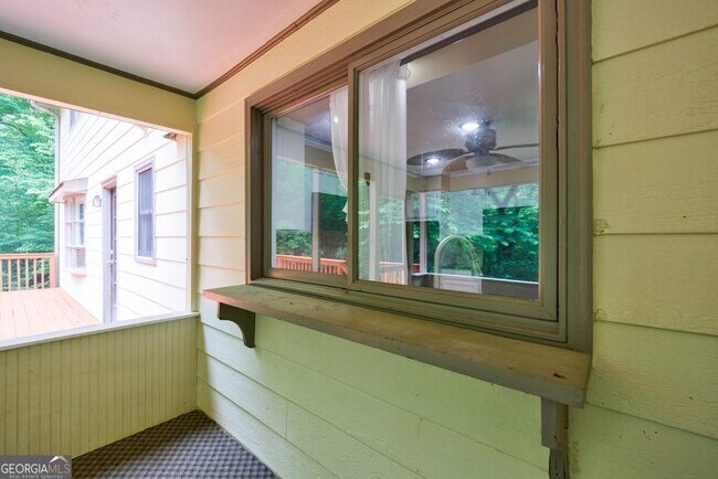 Building Photo - 10565 Shallowford Rd