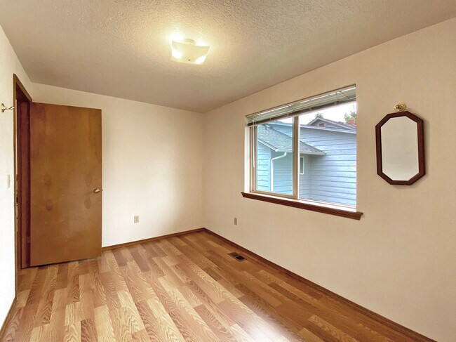 Building Photo - 835 S 76th St