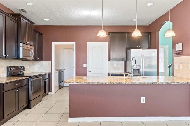 Building Photo - 625 Silverthorn Pl