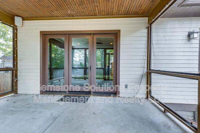 Building Photo - 210 38th Ave N