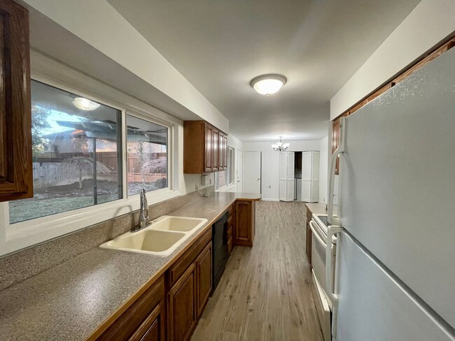 Building Photo - Classic 3 Bedroom 1.5 Bathroom Ranch House in Beaverton!! Great Yard! Cedar Hills~Cedar Mill Nort...