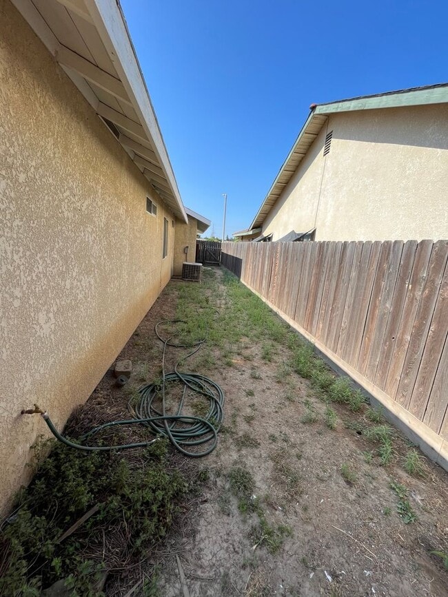 Building Photo - NE Visalia home coming soon