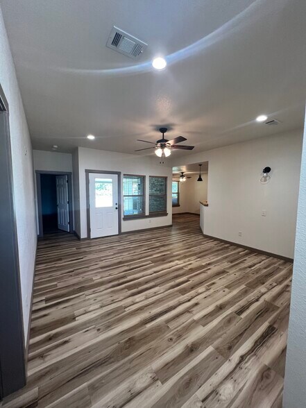 Building Photo - 306 Lux Dr