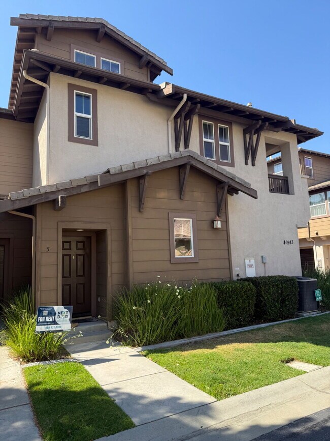 Building Photo - Don't miss out!  This beautiful spacious condo offers open floor plan, lot's of natural light, pr...