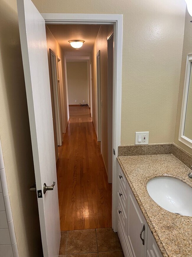 Building Photo - 1080 Maraschino Dr