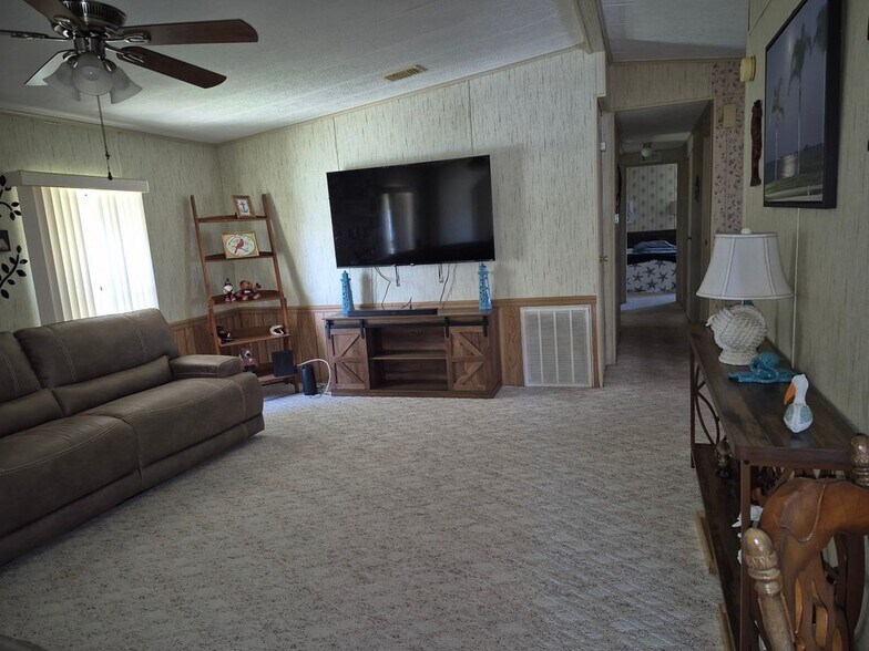 Building Photo - 904 Redbud Rd