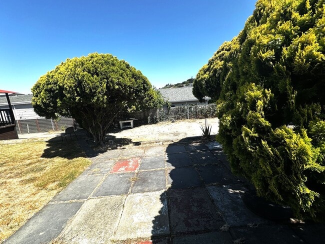 Building Photo - 3 + Beds 2 Baths Home With Large Yard /Was...