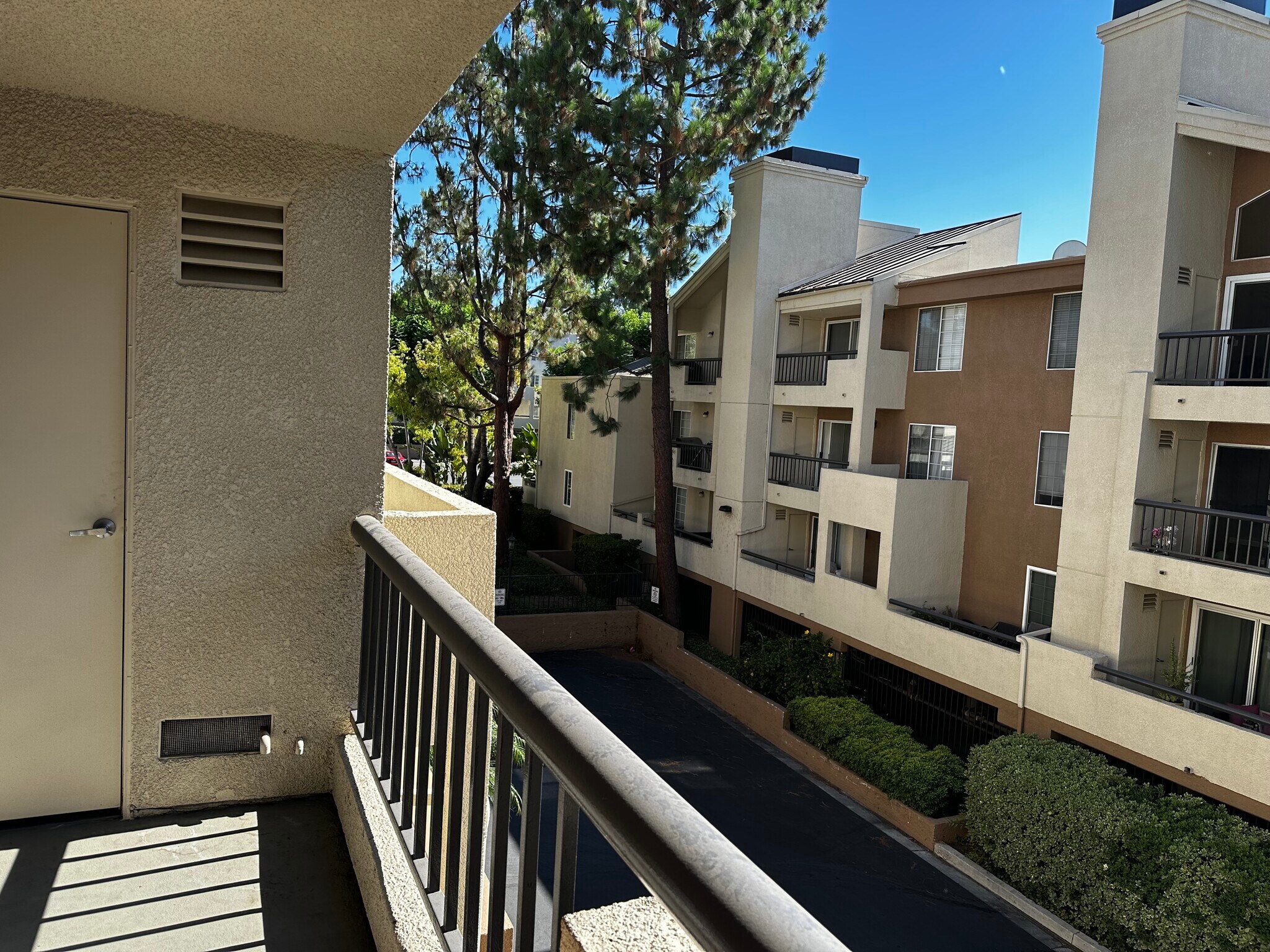 Building Photo - 21450 Burbank Blvd