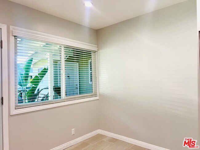 Building Photo - 624 N Toluca Park Dr
