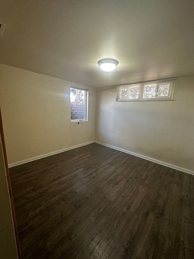 Building Photo - 2 Bedroom Apartment Only Steps from Campus