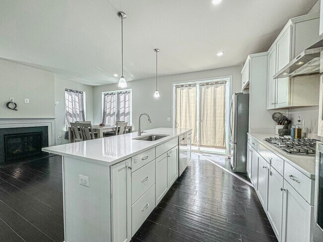 Building Photo - Stunning and Spacious 4 Bed 3.5 Bath End Unit Townhome In Highly Desired Goose Creek Club