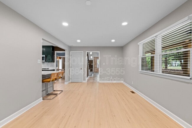 Building Photo - 5105 Pine Dr