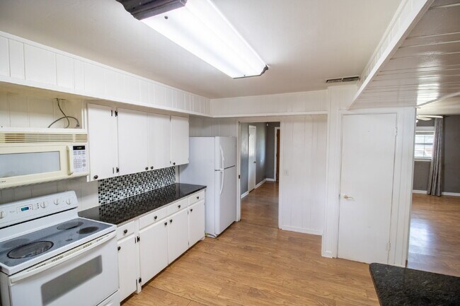 Building Photo - Spacious 3-bedroom home!