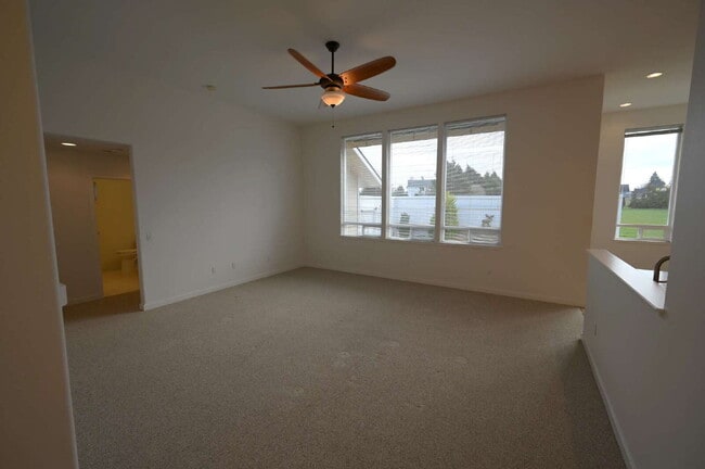 Building Photo - Modern & comfortable home in a country setting on 1 acre in Sequim