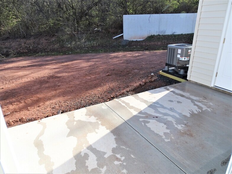 Building Photo - 127 Redstone Dr