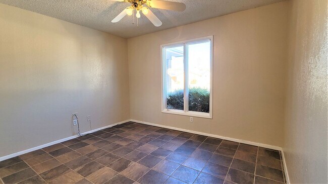 Building Photo - Fabulous home in lovely, convenient neighborhood