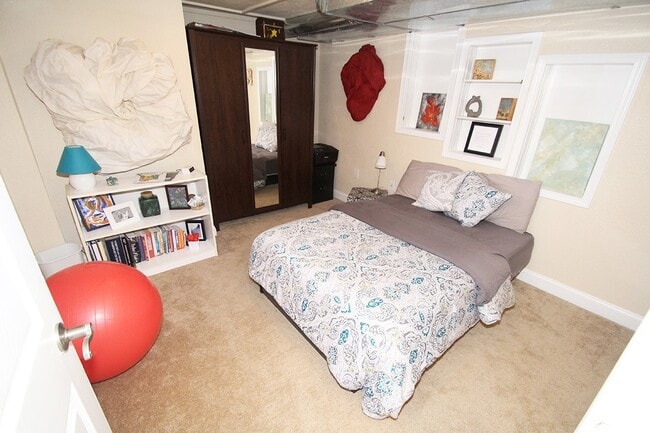 Building Photo - NICELY MAINTAINED 4 BED QUEENE ANNE HOME FOR RENT W GARAGE!