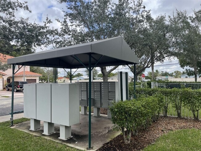 Building Photo - 8835 S Isles Cir