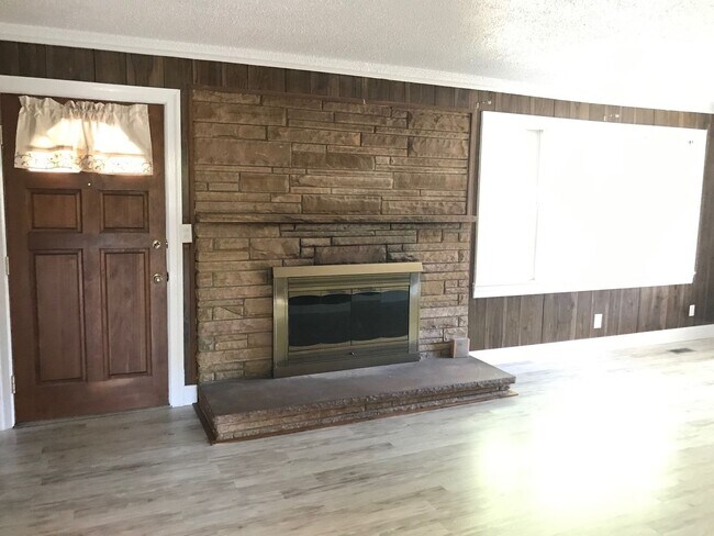 Building Photo - Spacious 3-Bedroom Home in the Heart of Baxter | Basement + Wrap-Around Driveway