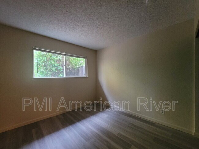 Building Photo - 9138 Nasreen Dr