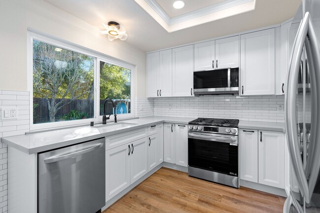 Building Photo - Beautifully remodeled 3-bedroom, 2-bathroo...