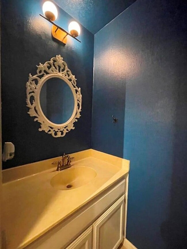 Building Photo - 2-bedroom 2 full bathroom condo in desirab...