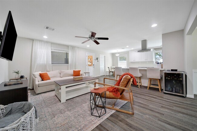 Building Photo - 4402 Fallbrook Dr