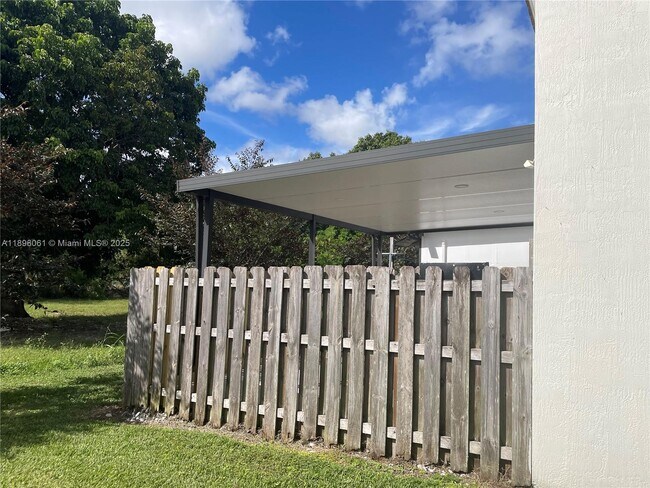 Building Photo - 582 SW 2nd Pl