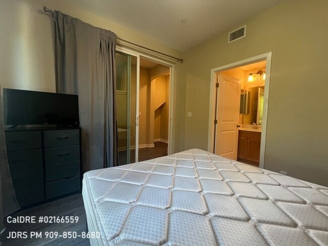 Building Photo - Bellflower Furnished 3 Bedroom Townhouse