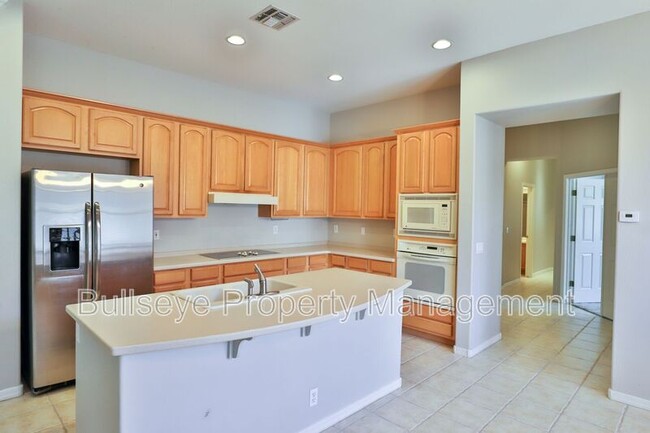 Building Photo - 1550 N Robin Ln