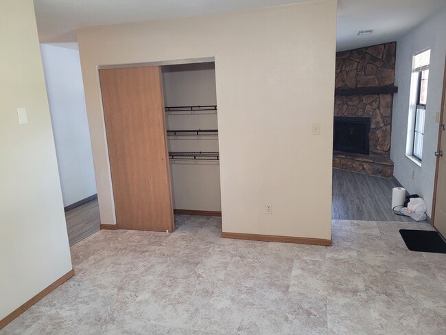Building Photo - 625 Shabin Dr