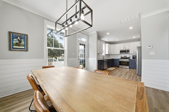 Building Photo - 9610 7th Bay St