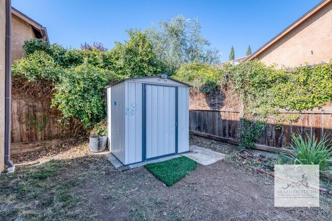 Building Photo - Charming Harlan Ranch Home!