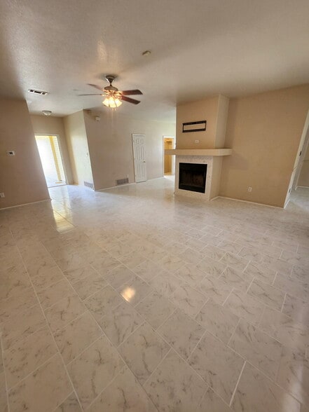 Building Photo - 2807 Diaz Dr