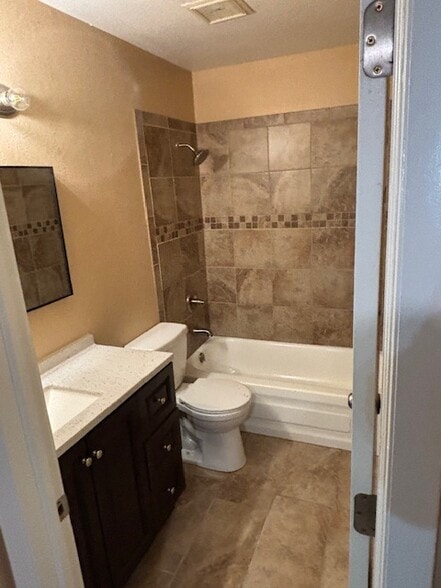 Building Photo - 204 Peach