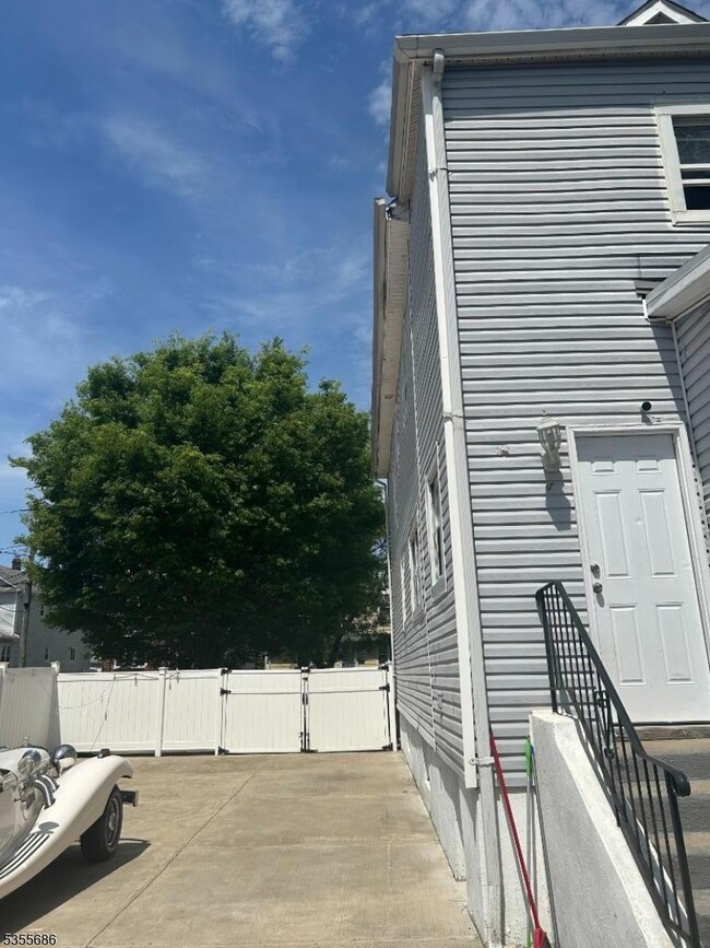 Building Photo - 26 E 19th St