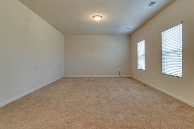 Building Photo - 4 BR/2.5 BA Home - A Rare Rental Between C...