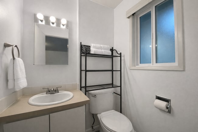 Building Photo - Open & Bright SW Portland 3 Bedroom Home - End Unit & Nature Views